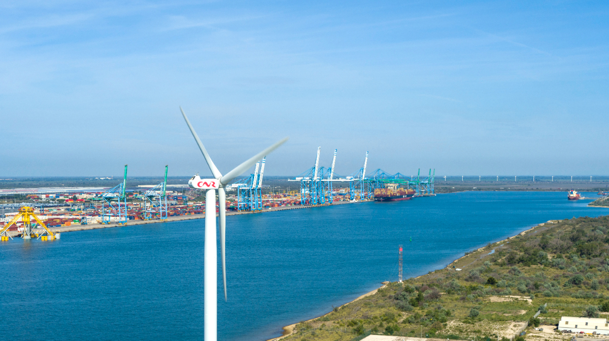 Eolienne dans le port